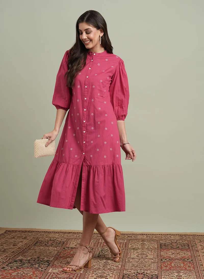 جلو باص فستان ميدي نسائي مورد بياقة مستديرة وأكمام منتفخة وحافة مكشكشة مطرز بالزهور